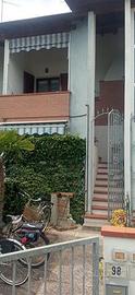 Villetta al primo piano con giardino