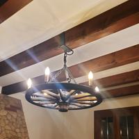 Lampadario ruota carro antico, legno massiccio
