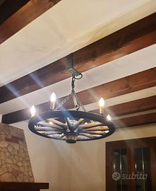 Lampadario ruota carro antico, legno massiccio