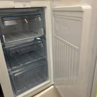 Congelatore verticale tre cassetti