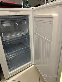 Congelatore verticale tre cassetti