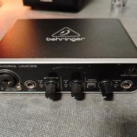 BEHRINGER UMC22

