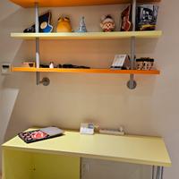 scrivania e libreria 