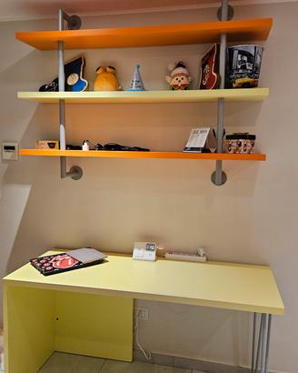 scrivania e libreria 