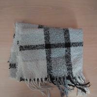 sciarpa a quadri grigi e neri