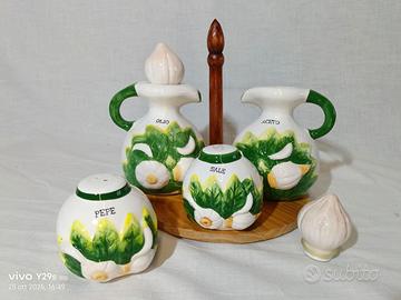 Set olio, aceto, sale e pepe con vassoio in legno