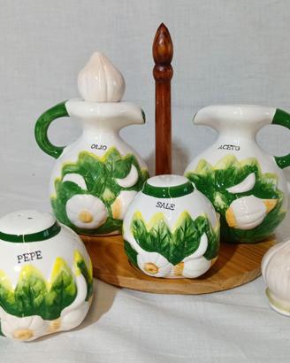 Set olio, aceto, sale e pepe con vassoio in legno