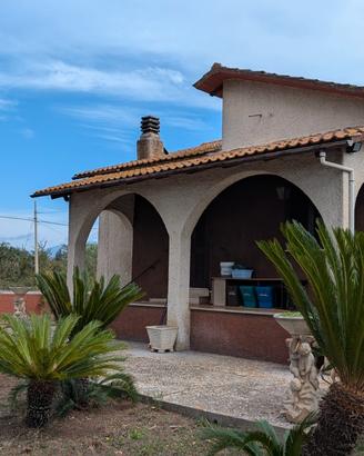 Villino + corte + magazzini - Bgo Flora Cisterna