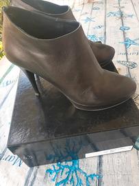 Stivaletti in pelle con tacco a spillo