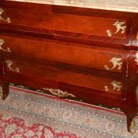 Prestigioso cassettone francese