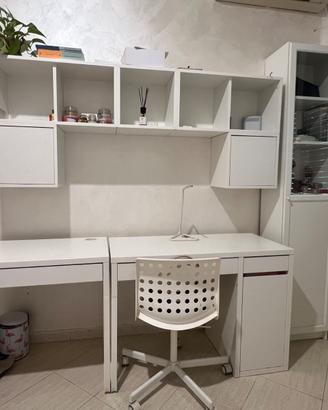 Scrivania IKEA con blocchi da paretr