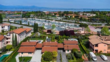 VILLA A SCHIERA D'ANGOLO A SIRMIONE