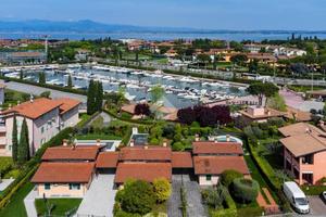 VILLA A SCHIERA D'ANGOLO A SIRMIONE