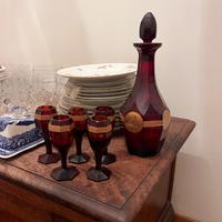 Bottiglia in vetro con bicchieri