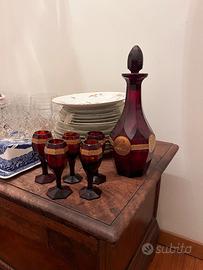 Bottiglia in vetro con bicchieri