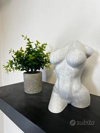Statuetta donna formosa