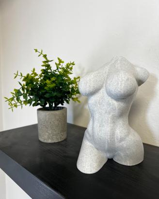 Statuetta donna formosa