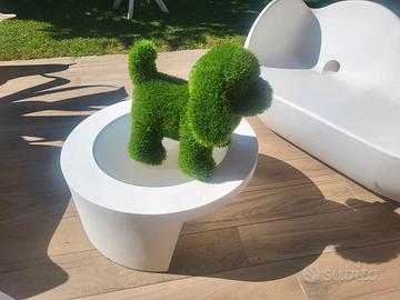 Cane in erba sintetica