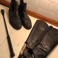 Equitazione scarpe ghette frustino stock