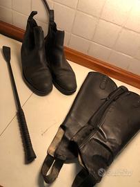 Equitazione scarpe ghette frustino stock