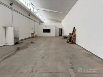 Porzione di magazzino garage box auto rimessa