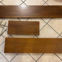 Set di mensole color noce con supporti a scomparsa