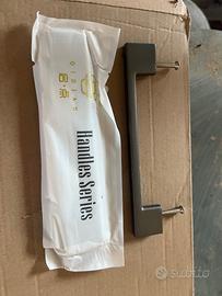 Maniglie e piedini regolabili