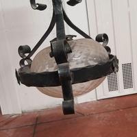 lampadario in ferro battuto e vetro.