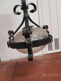 lampadario in ferro battuto e vetro.