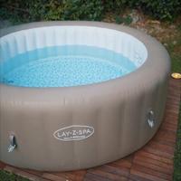 piscina idromassaggio per quattro persone