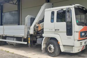 CAMION VOLVO CON GRU