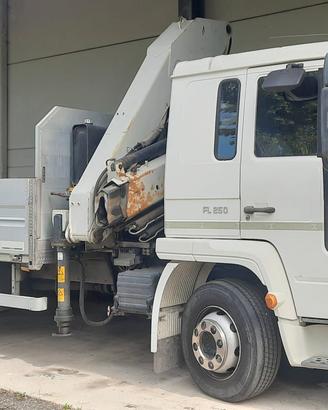 CAMION VOLVO CON GRU