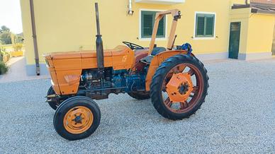 Trattore fiat 450 con telaio di protezione