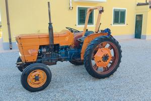Trattore fiat 450 con telaio di protezione