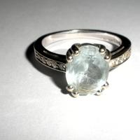 Anello d’oro con pietra acqua marina