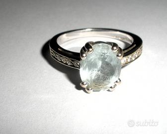 Anello d’oro con pietra acqua marina
