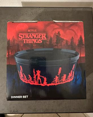Dinner set Stranger Things nuovo