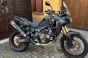 Honda Africa Twin CRF1000 DCT 2016 con valigie