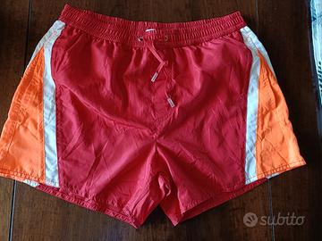 Costume da bagno rosso a pantaloncino
