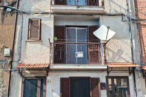 Comodo ed arredato appartamento a Mangone