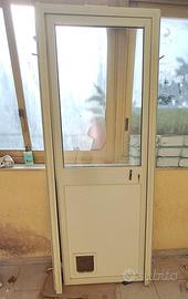 Porta in alluminio con ingresso cat mate