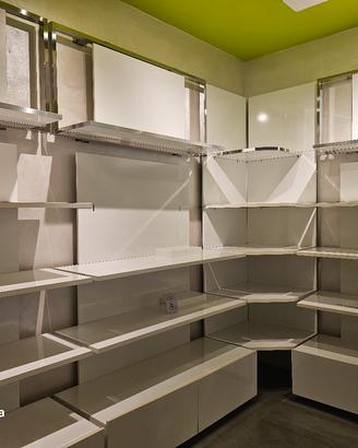 arredamento e scaffali  per attività commerciali