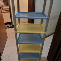 Scaffale in plastica con ripiani