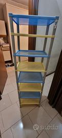 Scaffale in plastica con ripiani