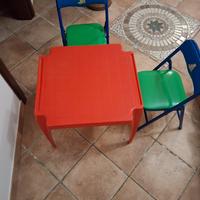Tavolino da bimbi con due sedie