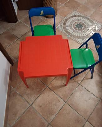 Tavolino da bimbi con due sedie