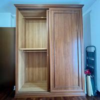Armadio in legno a due ante scorrevoli