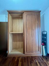 Armadio in legno a due ante scorrevoli