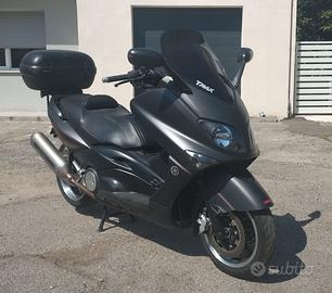 Scooter Tmax 500 con bauletto