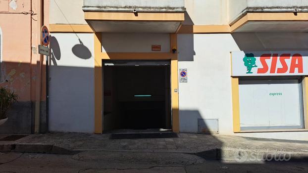 Ampio Locale Garage